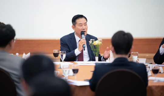 신원식 국방부장관이 3일 국방컨벤션에서 열린 출입기자단 간담회에 참석해 기자들과 질의응답을 하고 있다. 국방부 제공