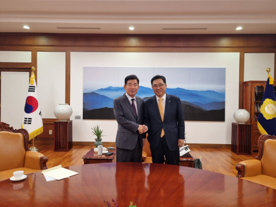 김진표(왼쪽) 국회의장과 김춘진 한국농수산식품유통공사 사장이 지난 3일 미 연방 하원에 발의된 ‘김치의 날’ 결의안 본회의 채택 등과 관련한 논의를 마치고 기념촬영을 하고 있다.(aT 제공)