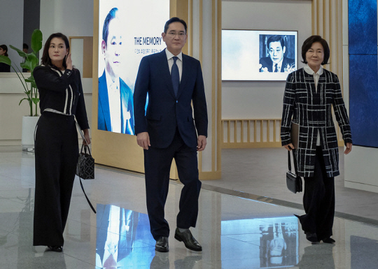 이재용 삼성전자 회장(가운데)과 홍라희 전 삼성미술관 리움 관장(오른쪽), 이서현 삼성복지재단 이사장이 지난달 19일 경기 용인시 삼성전자 인재개발원 콘서트홀에서 열린 ‘이건희 선대회장 3주기 추모 음악회’에 참석하고 있다. 삼성전자 제공