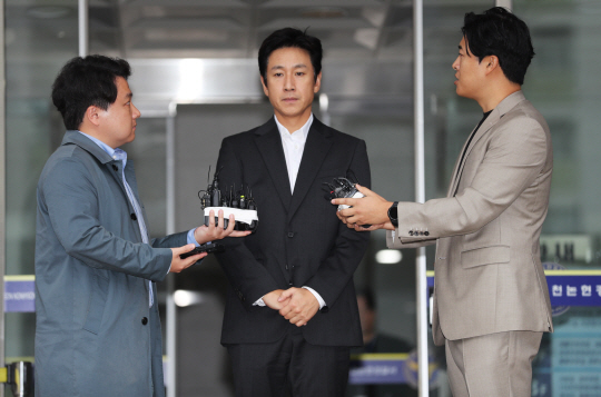 마약 투약혐의로 입건된 배우 이선균씨가 4일 오후 인천 남동구 인천 논현경찰서에서 2차 소환조사를 마치고 취재진 질문에 답하고 있다. 뉴시스