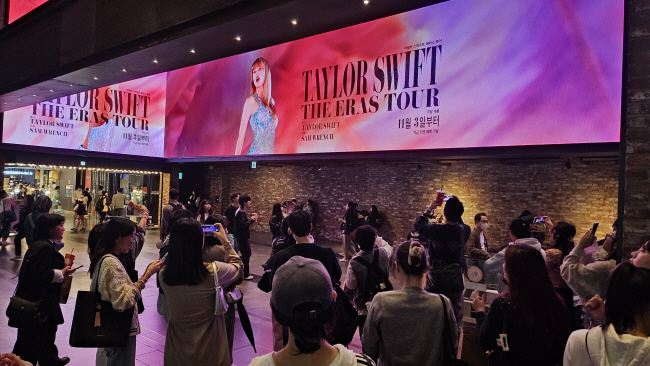 영화가 개봉한 3일 서울 용산 CGV에 인파가 몰려든 모습.  CGV 제공