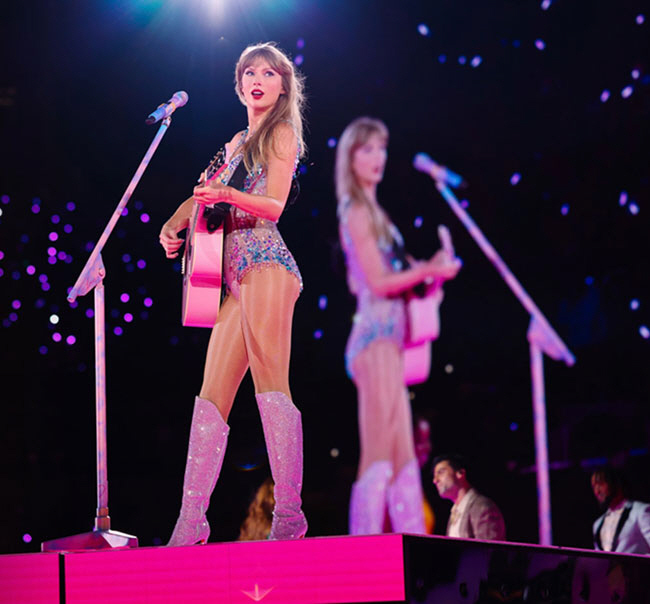테일러 스위프트는 공연 실황 영화 ‘테일러 스위프트 디 에라스 투어’에서 자신의 음악 여정을 압축해서 선사한다.  CGV 제공