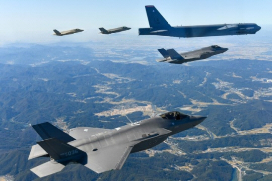 지난 17일 한반도에 전개한 미국 공군의 B-52H 전략폭격기와 한국 공군의 F-35A 전투기들이 한반도 상공에서 한미 연합공중훈련을 실시하고 있는 모습. 공군 제공