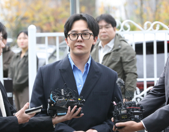 가수 지드래곤(권지용)이 6일 인천 남동구 인천논현경찰서에 자진 출석해 조사를 받으러 들어가기 앞서 기자 질문을 듣고 있다. 뉴시스