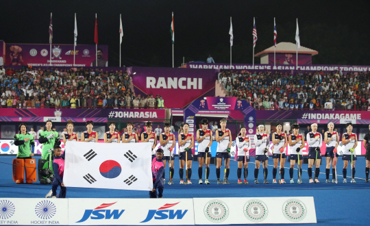 한국 선수단이 지난 5일 밤(한국시간) 인도 란치에서 열린 2023 아시안 챔피언스 트로피 3∼4위 결정전을 앞두고 국가를 부르고 있다. 아시아하키연맹 SNS