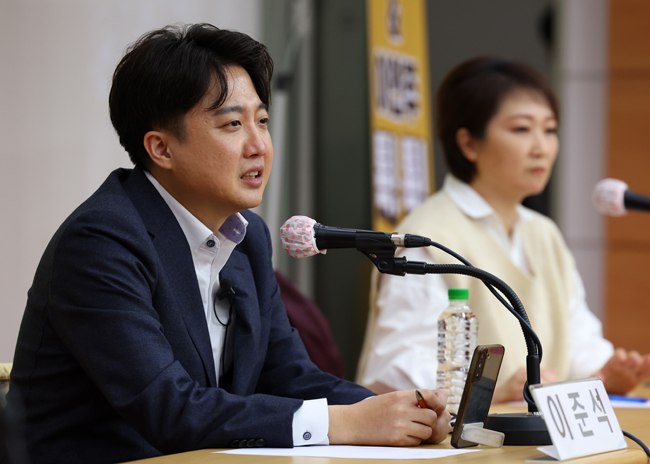 이준석 전 국민의힘 대표가 지난 4일 부산 경성대에서 열린 토크콘서트에서 발언하고 있다. 연합뉴스