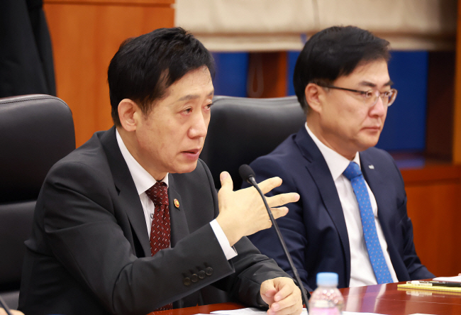 김주현(왼쪽) 금융위원장이 6일 오전 서울 영등포구 여의도동 한국금융투자협회에서 진행된 금융업권협회 회장단 및 한국거래소 이사장과의 간담회에서 발언하고 있다.   금융위원회 제공