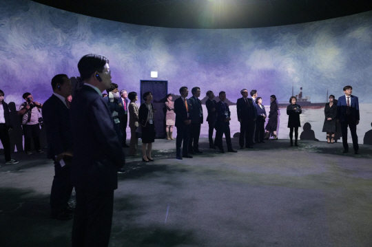 6일 부산 영도구 국립해양박물관에서 열린 KOBC 해양산업 미디어아트 전시관에서 참석자들이 KOBC 해양산업 미디어아트 ‘시대를항해하다’ 콘텐츠를 감상하고 있다. 한국해양진흥공사 제공