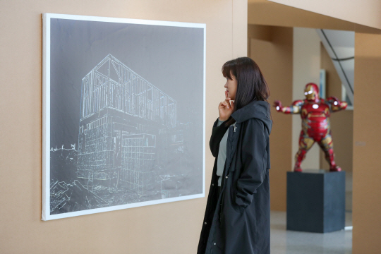 인천국제공항공사는 경기문화재단과 협업해 인천공항 제1교통센터에서 청년 예술가 후원을 위한 ‘The Chance(더 찬스)’특별전시를 진행한다고 밝혔다. 사진은 여객들이 특별전시를 관람하고 있는 모습. 인천국제공항공사 제공