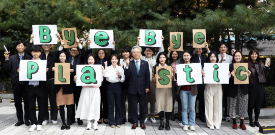 최진식(앞줄 왼쪽 다섯 번째) 한국중견기업연합회 회장과 임직원들이 ‘바이바이 플라스틱 챌린지’ 참여 후 기념촬영을 하고 있다. 중견련 제공