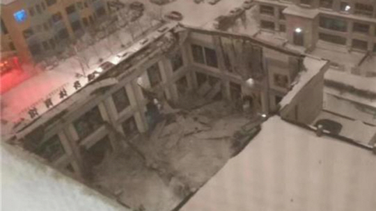 붕괴된 헤이룽장성 자무쓰시의 체육관. 극목신문 캡처