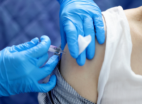 코로나19 예방접종을 하고 있는 모습. 연합뉴스