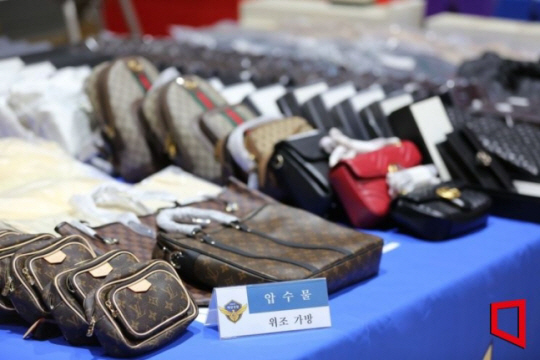 해경이 밀수조직으로부터 압수한 명품 위조품. 인천해양경찰서 제공