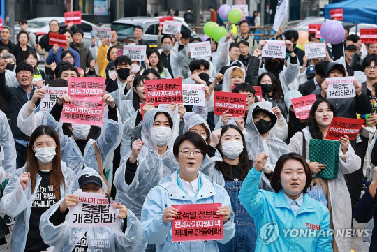 지난 10월 14일 전세 사기·깡통전세 피해자 전국대책위원회가 서울 종로구 보신각 앞에서‘전세 사기 피해자 집중 집회’ 를 진행하고 있다. 연합뉴스