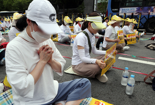 기독교복음선교회(JMS) 교인협의회 회원들이 지난 8월 13일 서울시청 인근 도로에서 성범죄 혐의로 재판을 받고 있는 정명석 총재의 무죄 선고를 촉구하는 집회를 진행하고 있다. 뉴시스