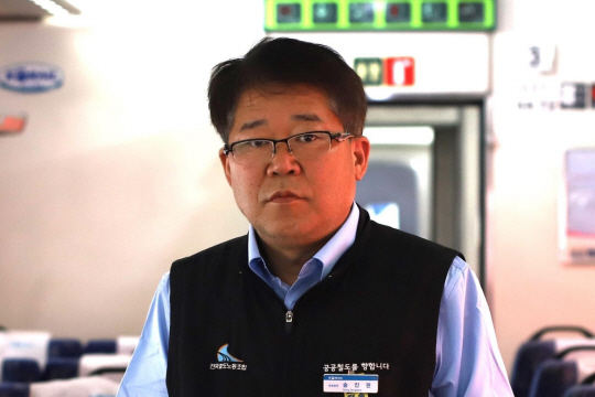 송진권 시인. 창비 제공