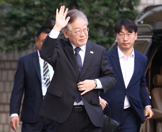 이재명 더불어민주당 대표가 7일 오전 서울 서초구 서울중앙지법에서 열린 재판에 출석하고 있다. 연합뉴스