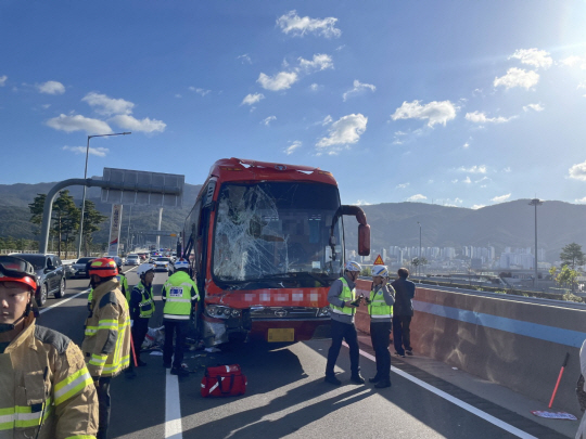 7일 오전 부산외곽순환고속도로에서 트레일러를 들이받은 전세버스가 부서진 채 서 있다. 경남소방본부 제공