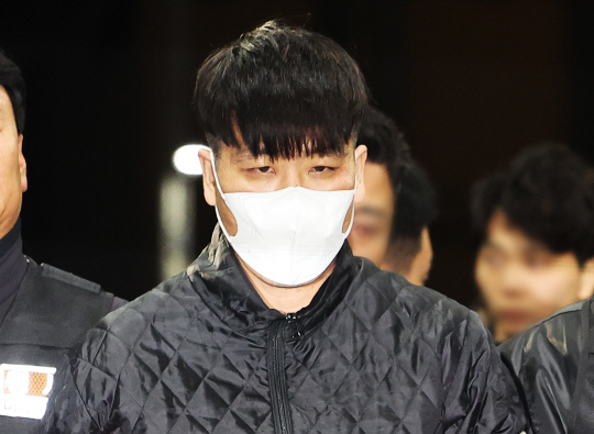 특수강도 혐의로 서울구치소에 수감됐다가 병원 치료 중 달아난 김길수가 6일 오후 검거돼 경기도 안양동안경찰서로 압송되고 있다. 연합뉴스 제공