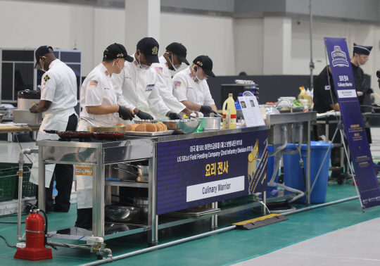 7일 서울 서초구 양재동 aT센터에서 열린 2023 국제군인요리대회에 참가한 주한미군 조리병들이 요리 경연을 펼치고 있다. 연합뉴스