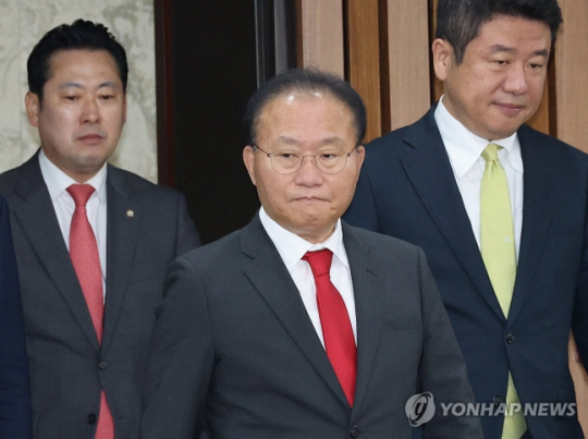 윤재옥(가운데) 국민의힘 원내대표가 7일 오전 국회에서 열린 원내대책회의에 참석하고 있다. 왼쪽부터 장동혁 원내대변인, 이 원내대표, 유의동 정책위의장. 연합뉴스.