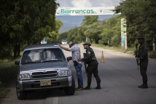 콜롬비아 경찰이 6일(한국시간) 콜롬비아 북부 라과히라주 바랑카스 인근에서 검문, 검색을 실시하고 있다. AP뉴시스