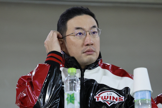 구광모 LG 그룹 회장이 7일 한국시리즈 1차전 LG와 KT의 경기가 열린 잠실구장을 찾아 관중석에서 경기를 지켜보고 있다.뉴시스