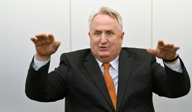 인요한 국민의힘 혁신위원장이 6일 서울 여의도 국민의힘 중앙당사에서 가진 문화일보와의 인터뷰에서 “대한민국 정치를 돌아갈 수 없을 만큼 변화시킬 것”이라고 강조했다. 백동현 기자