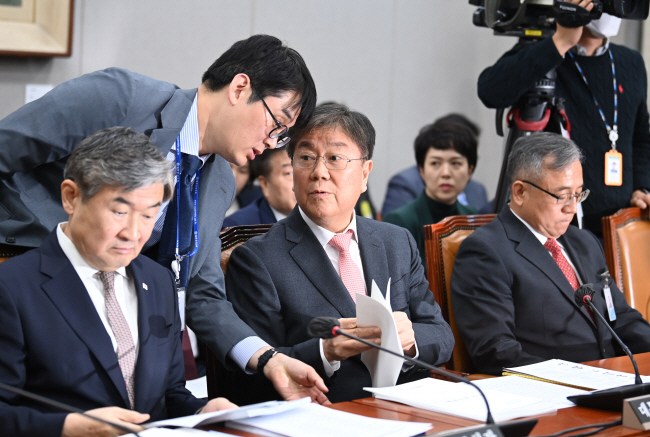 김대기(왼쪽 세 번째) 대통령비서실장이 7일 오전 국회에서 열린 국회 운영위원회 국정감사에 참석해 대통령실 직원과 얘기를 나누고 있다. 박윤슬 기자