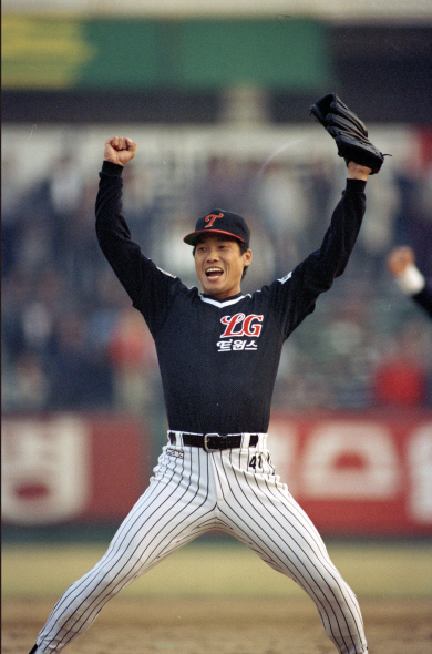 김용수가 1994년 태평양과의 한국시리즈 4차전에서 우승을 확정하고 두 팔을 번쩍 들어 올리는 모습.  뉴시스 연합뉴스