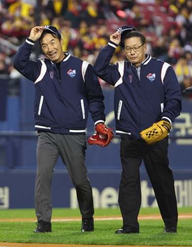LG 프랜차이즈 스타 출신인 김용수(오른쪽)와 김동수가 7일 한국시리즈 1차전을 앞두고 잠실구장에서 시구와 시포를 마친 뒤 모자를 벗어 팬들의 환호에 답하고 있다. 뉴시스 연합뉴스