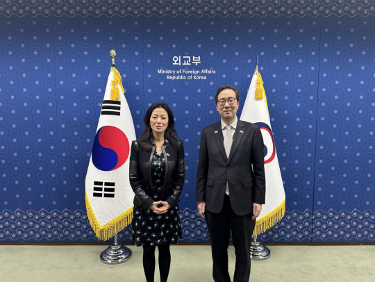 이준일(오른쪽) 북핵외교기획단장과 정 박 미국 대북특별부대표. 외교부 제공