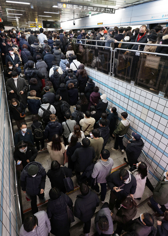 붐비는 지하철. 연합뉴스