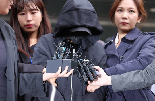 남현희 전 펜싱 국가대표의 재혼 상대로 알려진 뒤 사기 혐의를 받는 전청조 씨가 3일 오후 서울 송파구 서울동부지방법원에서 열린 구속 전 피의자 심문(영장실질심사)를 마친 뒤 법정을 나서고 있다. 뉴시스