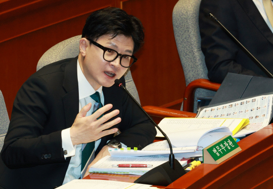 한동훈 법무부 장관이 8일 서울 여의도 국회에서 열린 예산결산특별위원회 전체회의에서 의원 질의에 답변하고 있다. 뉴시스