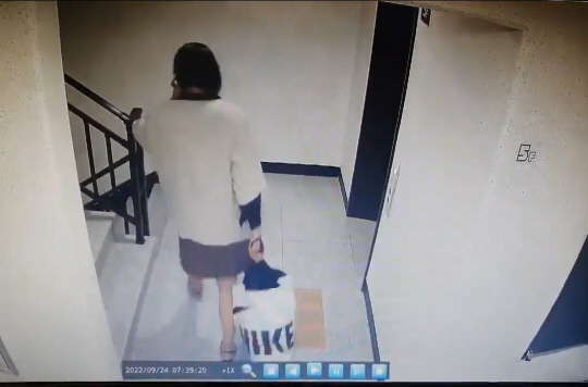 한 마약 구매자가 해경의 단속을 피하기 위해 여장을 한 뒤 다니는 모습이 아파트 CCTV에 포착됐다. 남해지방해양경찰청 제공