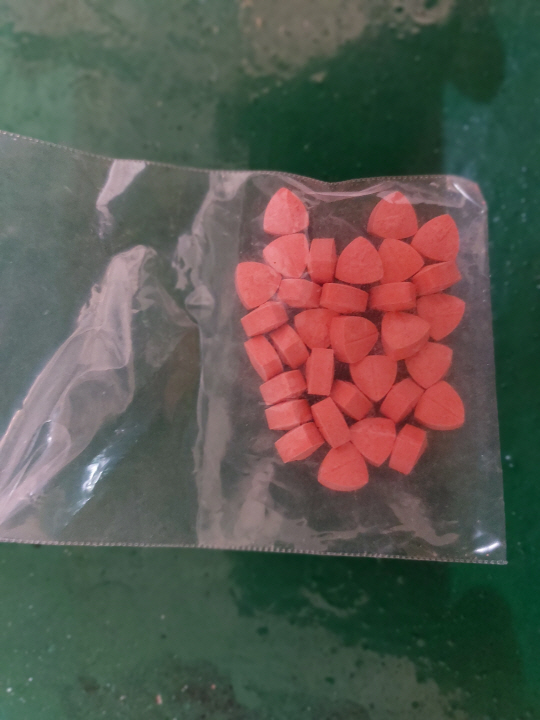 경찰의 올해 외국인 전용 유흥업소 대상 마약류 단속 때 발견된 마약류. 부산경찰청 제공