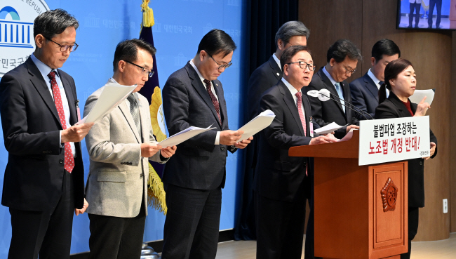 8일 오전 서울 영등포구 국회의사당에서 열린 경제6단체의 노동조합법 개정안 입법 중단 촉구 공동성명 기자회견에서 이동근(왼쪽 네 번째) 한국경영자총협회 상근부회장이 회견문을 읽고 있다.  곽성호 기자