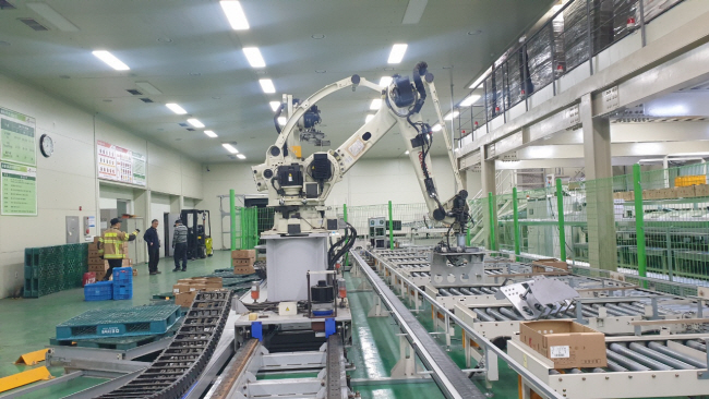 경남 고성군 영오면의 한 농산물선별장 모습. 7일 이곳에서 프로그램 재설치 중이던 로봇이 오작동해 설치업체 작업자가 숨졌다.  경남소방본부 제공