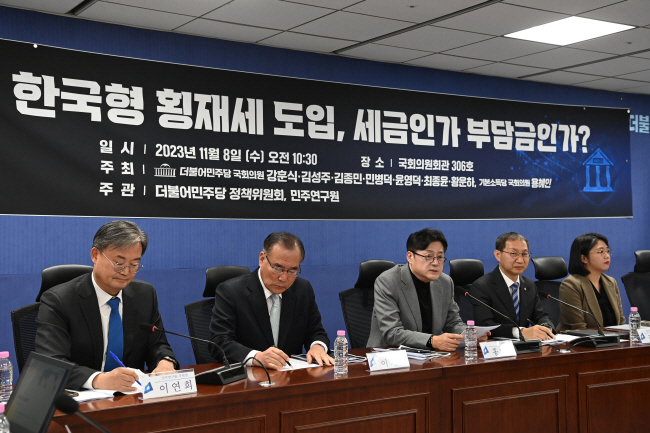 8일 오전 국회의원회관에서 열린 ‘한국형 횡재세 도입, 세금인가 부담금인가?’ 토론회에서 홍익표(가운데) 더불어민주당 원내대표가 모두발언을 하고 있다.   곽성호 기자