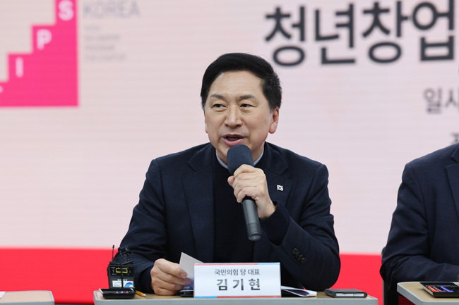 김기현 국민의힘 대표가 8일 오후 서울 강남구 팁스타운에 위치한 청년퓨쳐파인더 현장을 방문해 청년창업가와의 소통을 위해 마련된 자리에서 인사말을 하고 있다. 연합뉴스