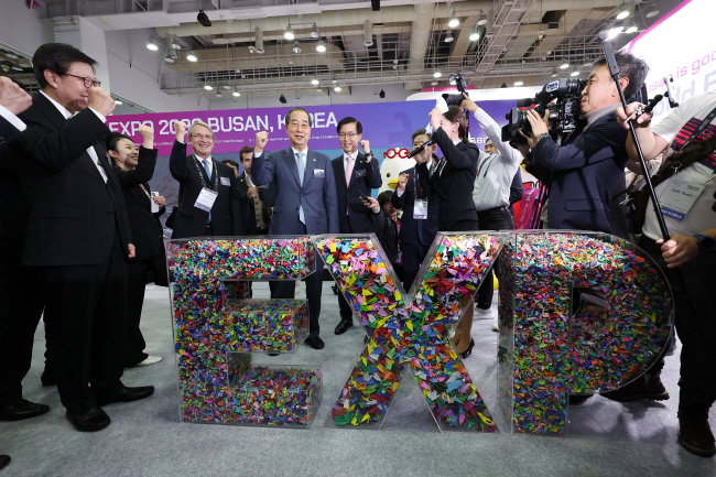 한덕수(왼쪽 네 번째) 국무총리가 7일 부산 해운대구 벡스코에서 열린 ‘인베스트 코리아 서밋’ 투자 유치 박람회장에 마련된 2030 부산세계박람회 홍보관을 찾아 유치를 위해 끝까지 뛰겠다는 의미로 파이팅을 외치고 있다.  연합뉴스