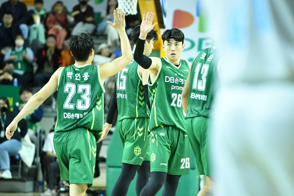 삼성과 경기에서 대승 후 기뻐하는 DB 선수들[KBL 제공. 재판매 및 DB 금지]