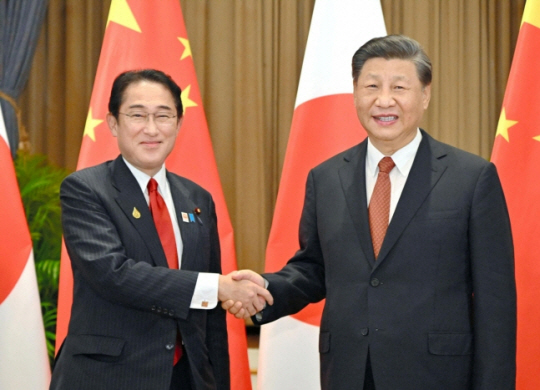 지난해 11월17일 기시다 후미오(왼쪽) 일본 총리와 시 주석이 APEC 정상회의가 열리는 태국 방콕에서 만나 회담 전 악수하는 모습. AP연합뉴스