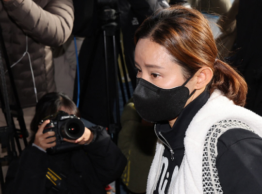 재혼상대였던 전청조 씨의 사기 공범 혐의를 받고 있는 전 펜싱 국가대표 남현희 씨가 8일 조사를 받기 위해 서울 송파경찰서로 들어서고 있다. 연합뉴스