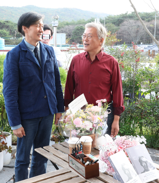 문재인 전 대통령이 9일 오후 경남 양산시 하북면 평산마을 평산책방에서 만나 대화하고 있다. 연합뉴스