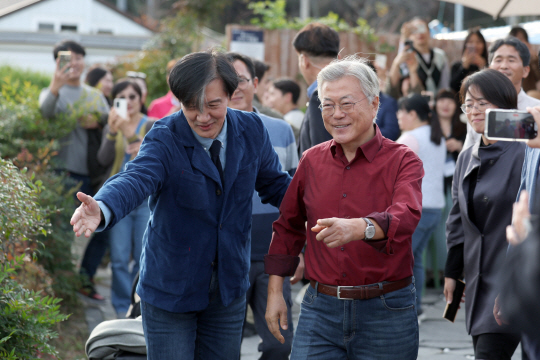 문재인 전 대통령과 조국 전 법무부 장관이 9일 오후 경남 양산시 하북면 평산마을 평산책방에서 만나고 있다. 연합뉴스