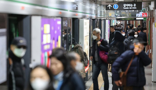 서울 지하철 1∼8호선을 운영하는 서울교통공사 노조의 파업 예고일을 하루 앞둔 8일 서울 지하철 역사 내에서 시민들이 이동하고 있다. 연합뉴스