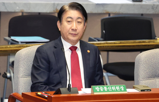 이동관 방송통신위원장이 지난 6일 오전 서울 여의도 국회에서 열린 예산결산특별위원회 전체회의에 출석해 있다. 뉴시스