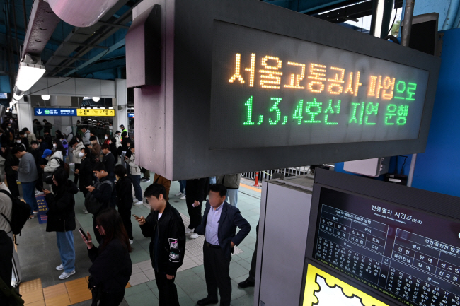 서울교통공사 노조가 이틀간 경고 파업에 돌입한 9일 오전 서울 구로구 신도림역 승강장 전광판에 파업으로 인한 열차 지연 운행 안내문이 나오고 있다. 백동현 기자